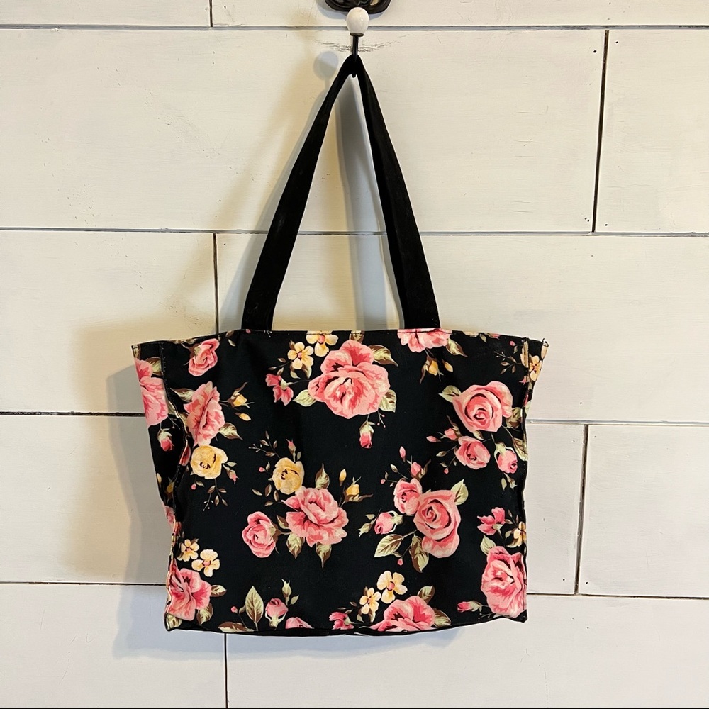 Robin Ruth Floral Canvas Las Vegas Bag. - Picture 2 of 11